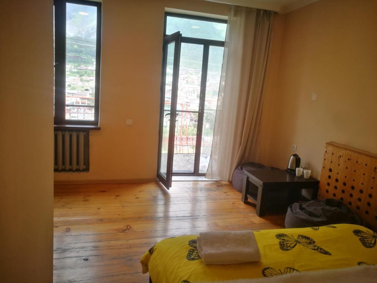 Belas Guesthouse Степанцмінда Екстер'єр фото