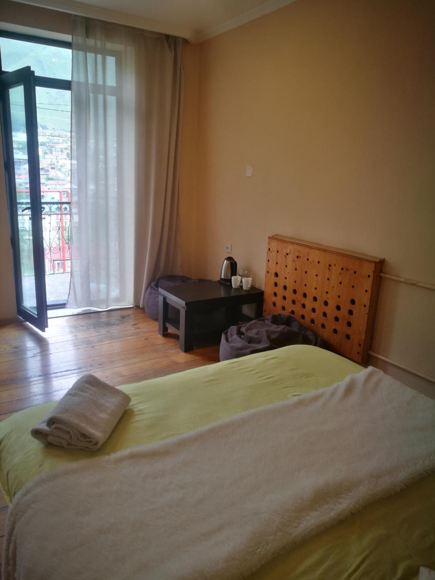 Belas Guesthouse Степанцмінда Екстер'єр фото