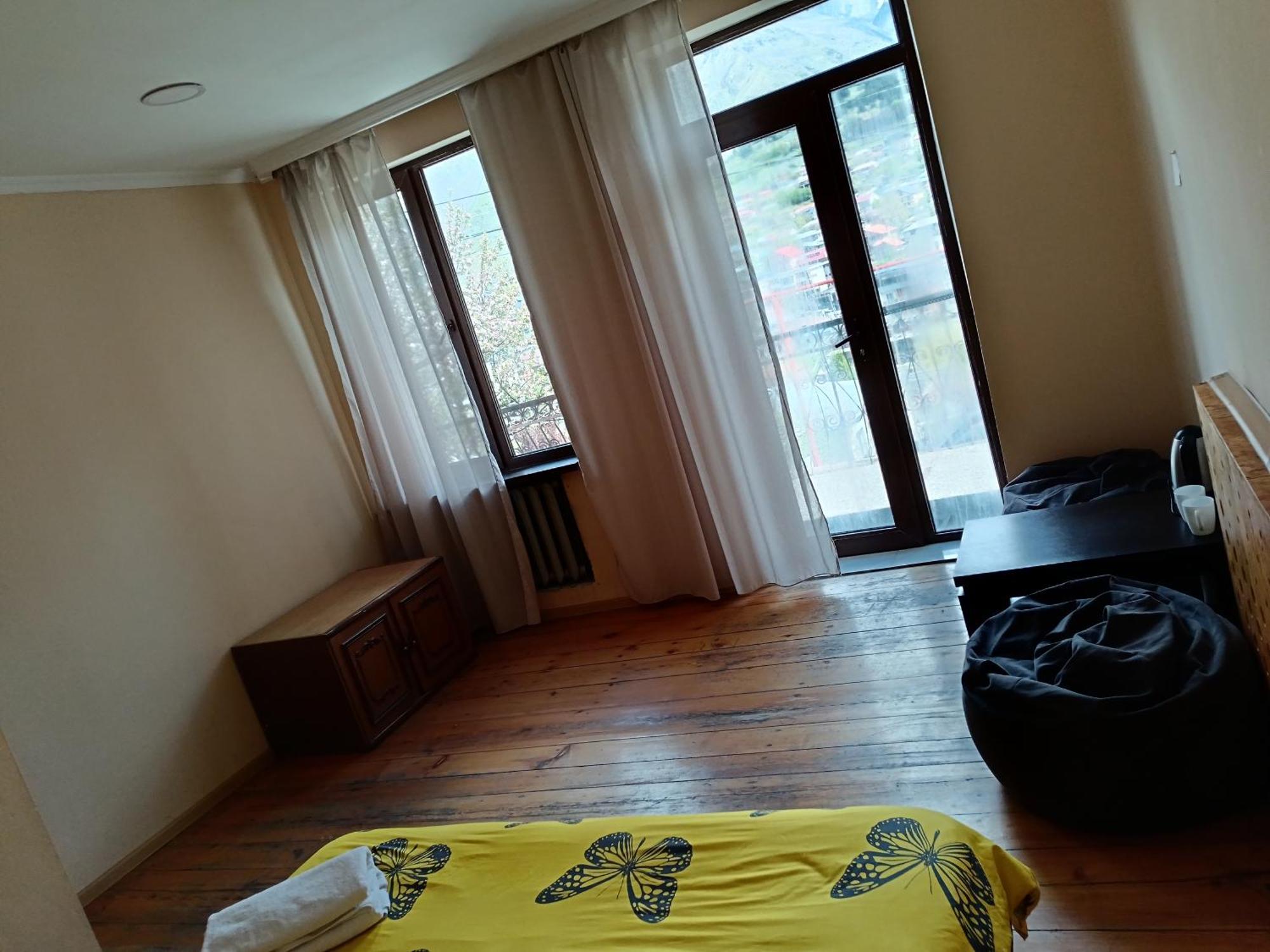 Belas Guesthouse Степанцмінда Екстер'єр фото