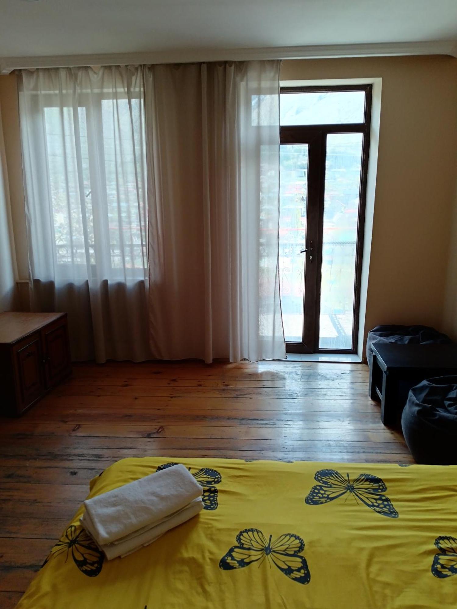 Belas Guesthouse Степанцмінда Екстер'єр фото